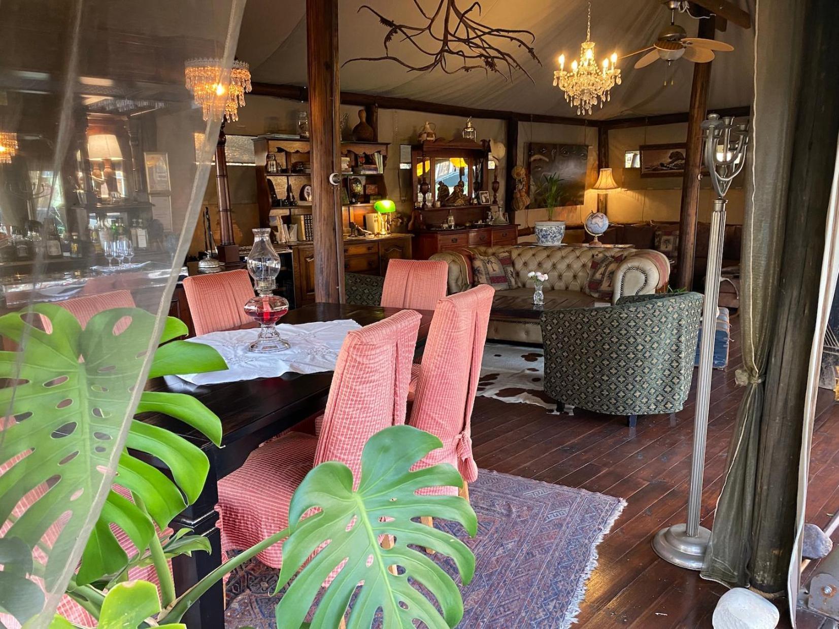 Out In Africa Wildlife Lodge Hammanskraal Esterno foto