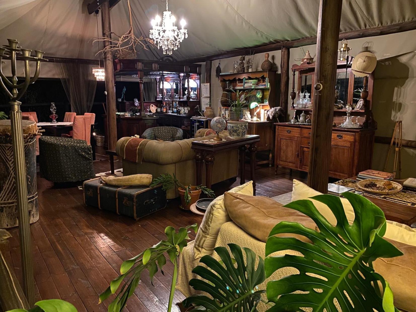 Out In Africa Wildlife Lodge Hammanskraal Esterno foto